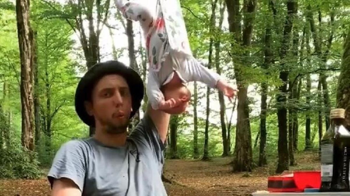 В России родители жестоко издевались с 1,5-месячного ребенка: видео В России родители жестоко издевались с 1,5-месячного ребенка: видео