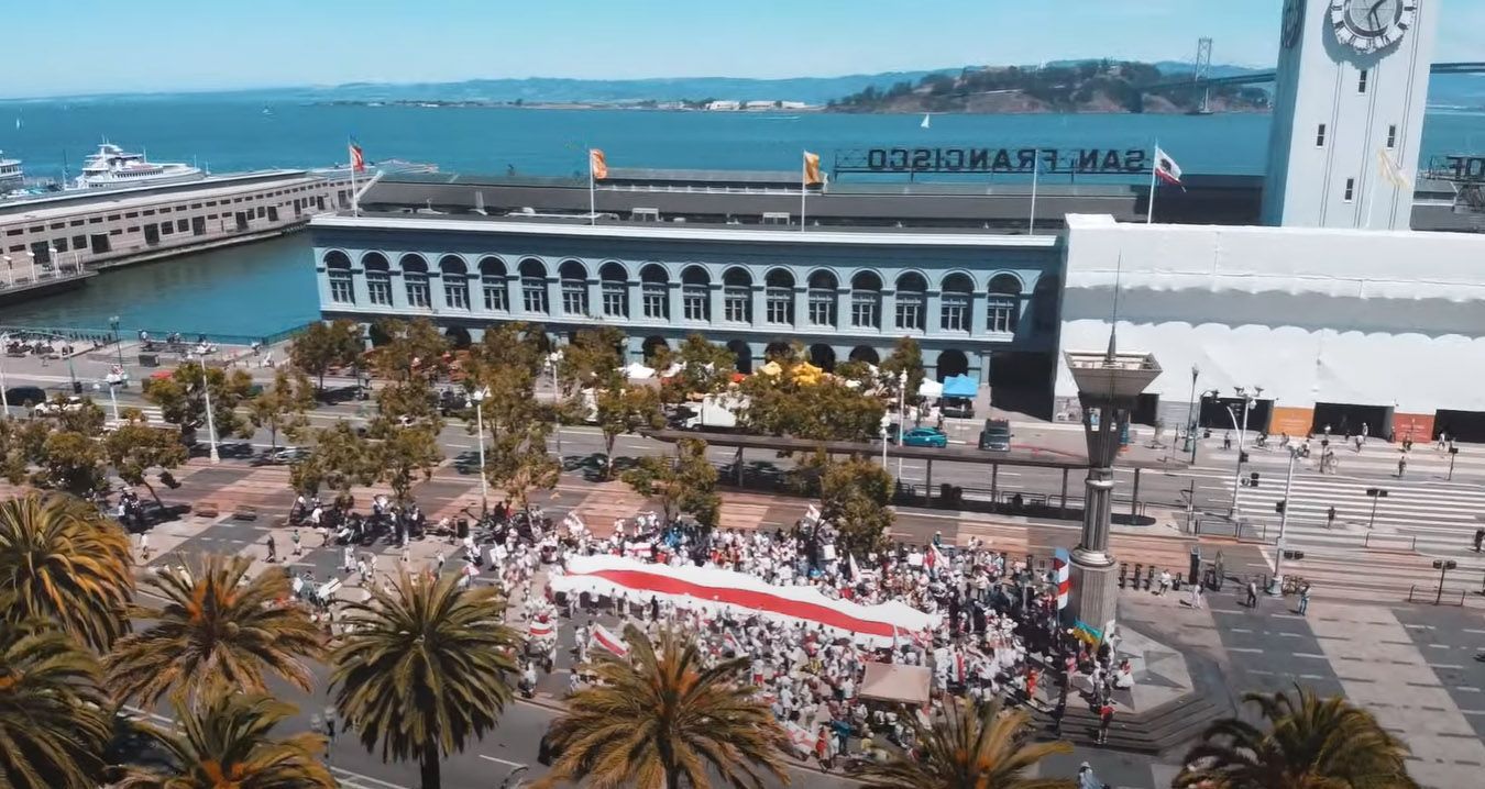 У Сан-Франциско розгорнули прапор Білорусі: відео У Сан-Франциско розгорнули прапор Білорусі: відео