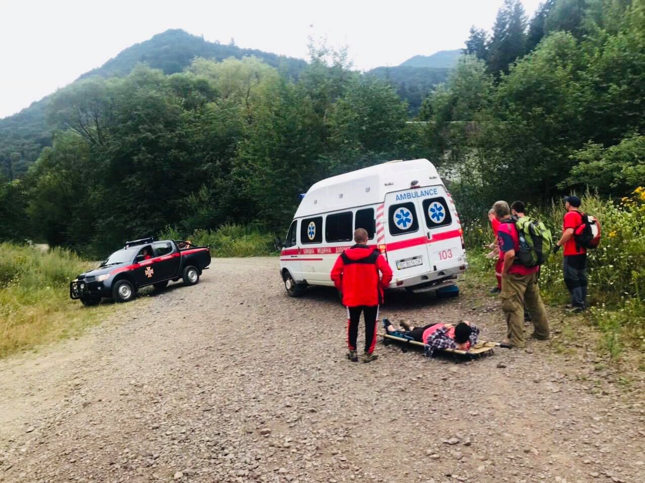 В Карпатах травмировалась туристка: с горы ее спускали на носилках – фото В Карпатах травмировалась туристка: с горы ее спускали на носилках – фото