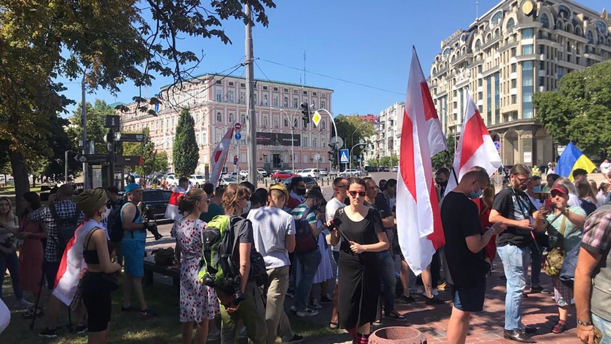 Марш за вільну Білорусь: у Києві проходить чергова акція солідарності – відео, фото Марш за вільну Білорусь: у Києві проходить чергова акція солідарності – відео, фото