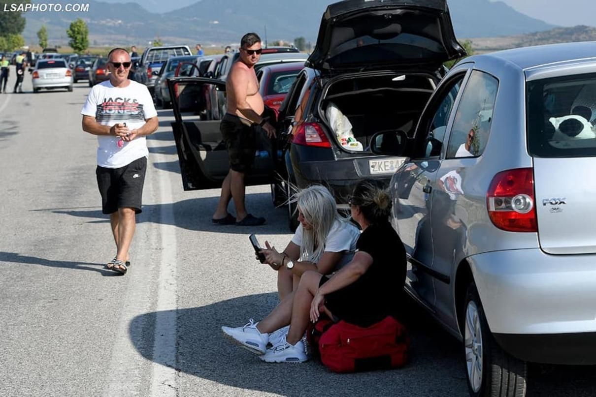 Без води та їжі: на албансько-грецькому кордоні кілометрові черги з автівок – фото