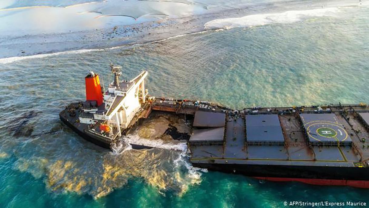 Екокатастрофа в Індійському океані: із затонулого танкера витекло 90 тонн нафти – відео
