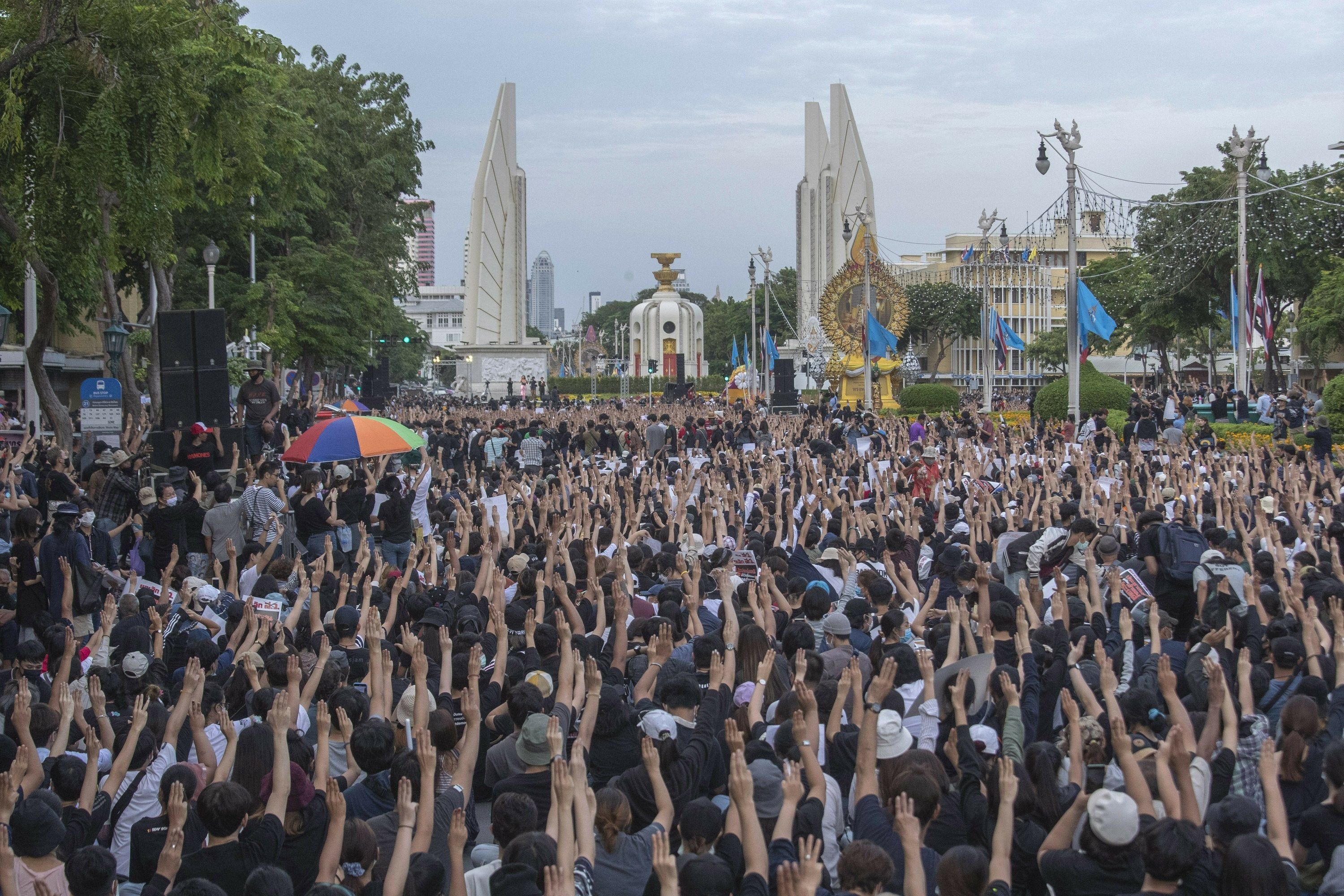 "Такого еще не видели": в Таиланде люди устроили масштабный митинг за демократию