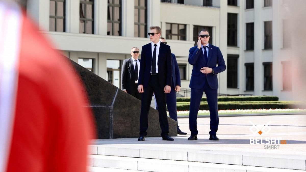 Перед отправкой в Россию сын Лукашенко встречался с задержанными вагеровцами и лично извинился перед ними Перед отправкой в Россию сын Лукашенко встречался с задержанными вагеровцами и лично извинился перед ними