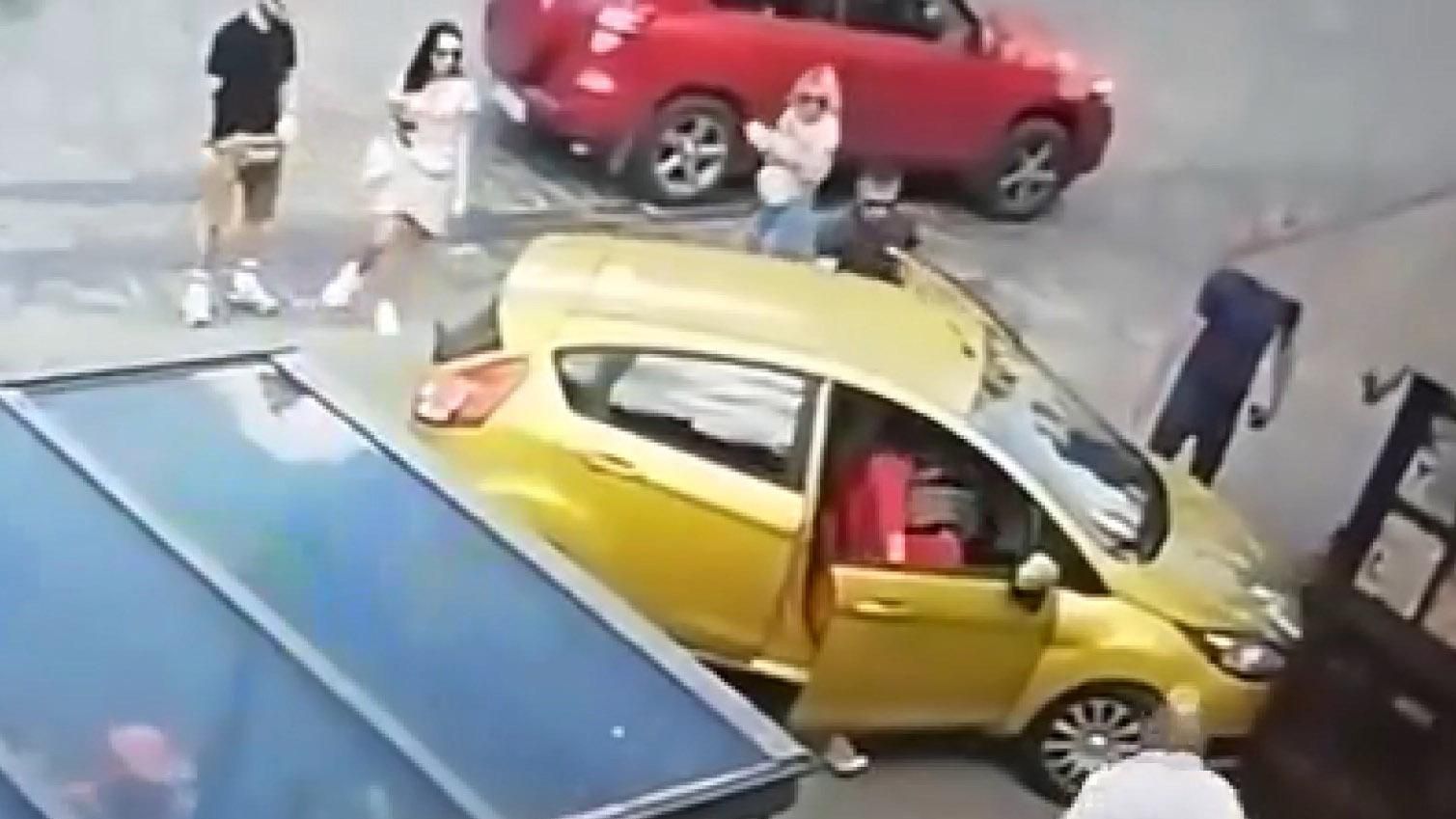 ДТП у центрі Львова: водійка збила пішохода - відео