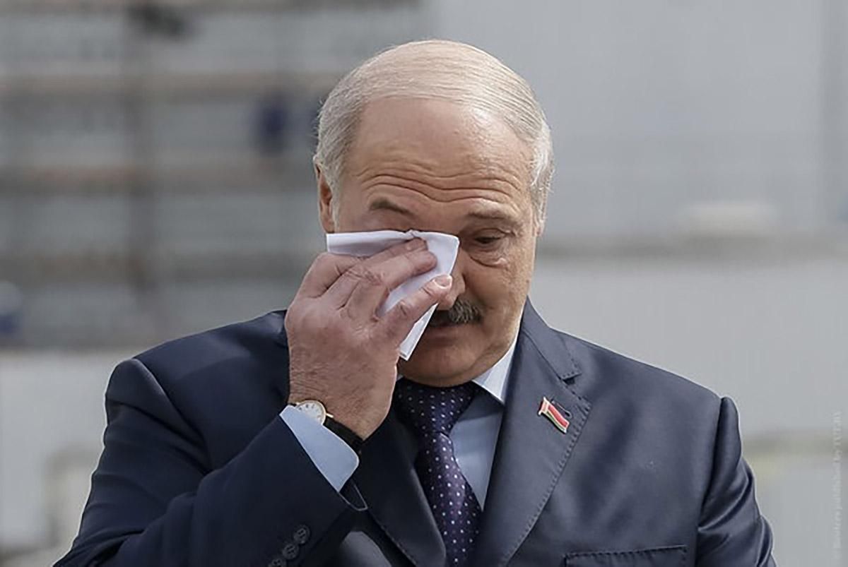Лукашенко втік на вертольоті після розмови з робітниками: відео