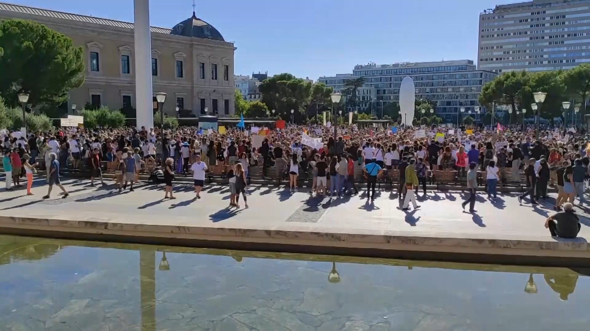 Тысячи людей протестуют против масок в Мадриде: видео Тысячи людей протестуют против масок в Мадриде: видео