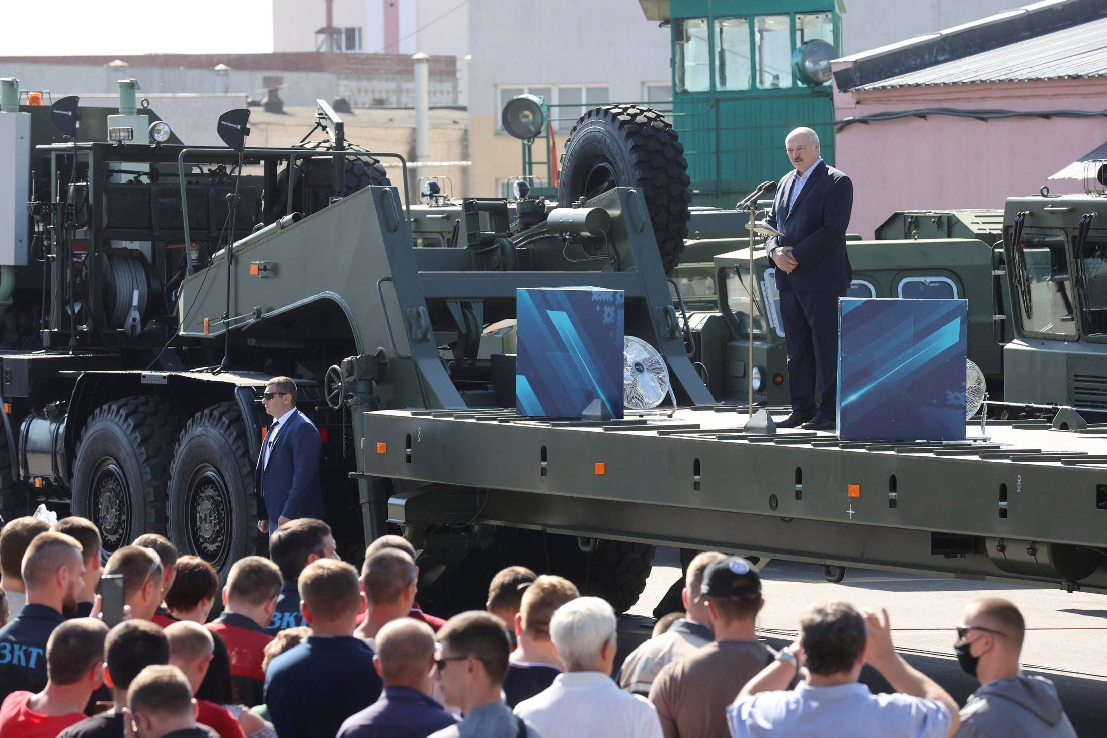 Розберемося жорстоко, – Лукашенко посварився з працівниками заводу під час виступу