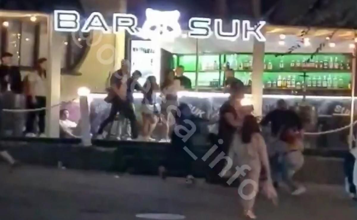 В Одессе возле бара подрались правоохранители и отдыхающие: видео В Одессе возле бара подрались правоохранители и отдыхающие: видео