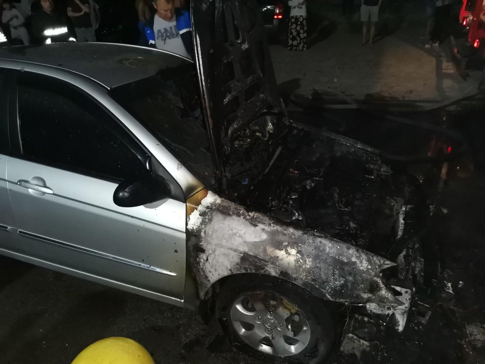 Поджог авто "Схем": "Слуги народа" обратились к Авакову и Венедиктовой Поджог авто "Схем": "Слуги народа" обратились к Авакову и Венедиктовой