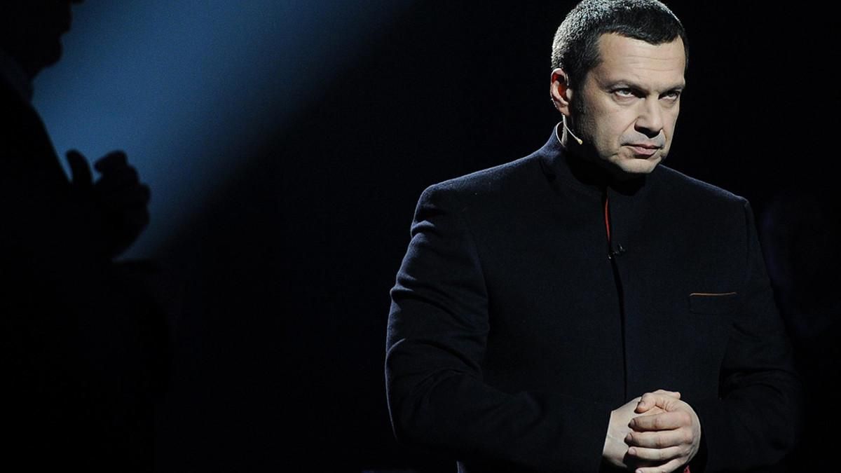 Белорус показал Владимиру Соловьеву свои яйца: видео Белорус показал Владимиру Соловьеву свои яйца: видео