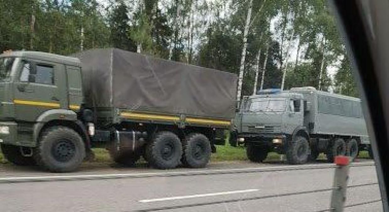 Та же схема, что в 2014 году: в РФ к границе с Беларусью стягивают колонны военной техники