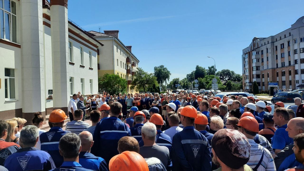 Покарати за страйк: усі держустанови Білорусі отримали листа з погрозами від Ради міністрів Покарати за страйк: усі держустанови Білорусі отримали листа з погрозами від Ради міністрів