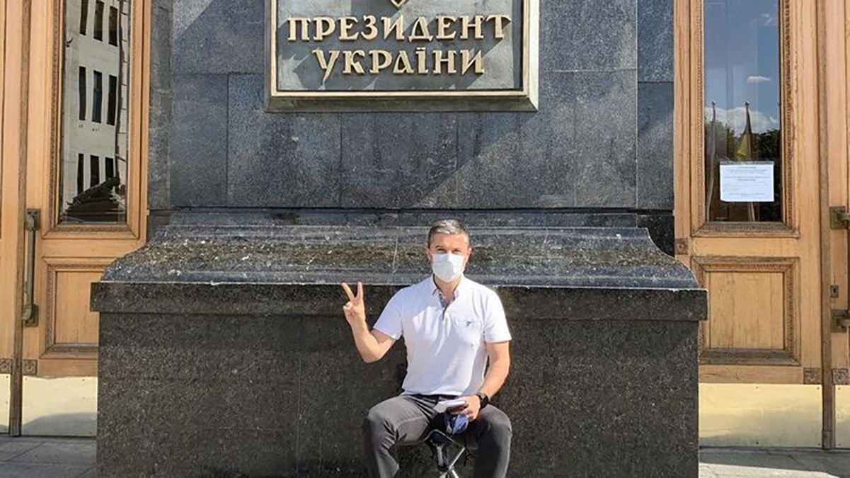 Мэр Умани ночевал под Офисом Президента и требует встречи с Зеленским: фото Мэр Умани ночевал под Офисом Президента и требует встречи с Зеленским: фото
