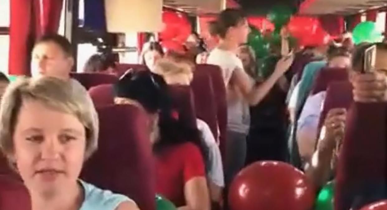 Як людей везли на мітинг за Лукашенка: з'явилось відео Як людей везли на мітинг за Лукашенка: з'явилось відео