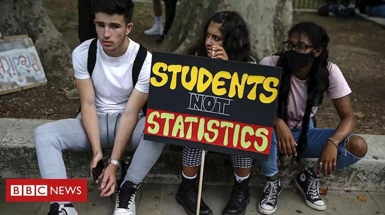 Скандал в Англии: ученики получили несправедливые оценки от алгоритма