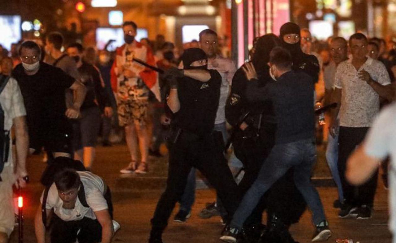Журналістку з ЄС поранили під час протестів у Мінську