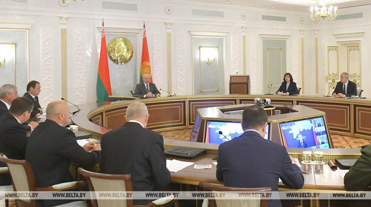 Про збір врожаю, гестапо на заводах та непохитність влади: Лукашенко зібрав Радбез Білорусі Про збір врожаю, гестапо на заводах та непохитність влади: Лукашенко зібрав Радбез Білорусі