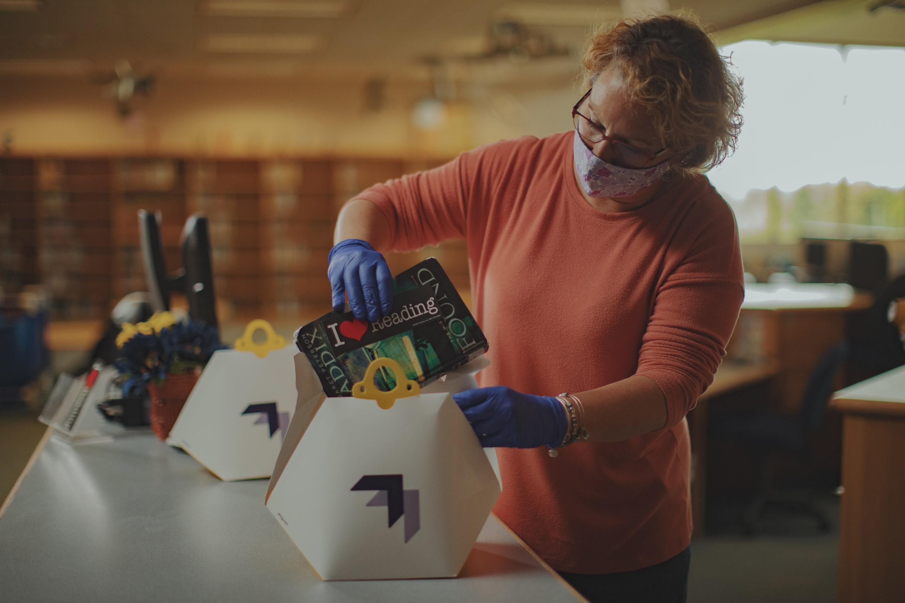 Бібліотекарка надсилає школярам книги за допомогою дронів: відео