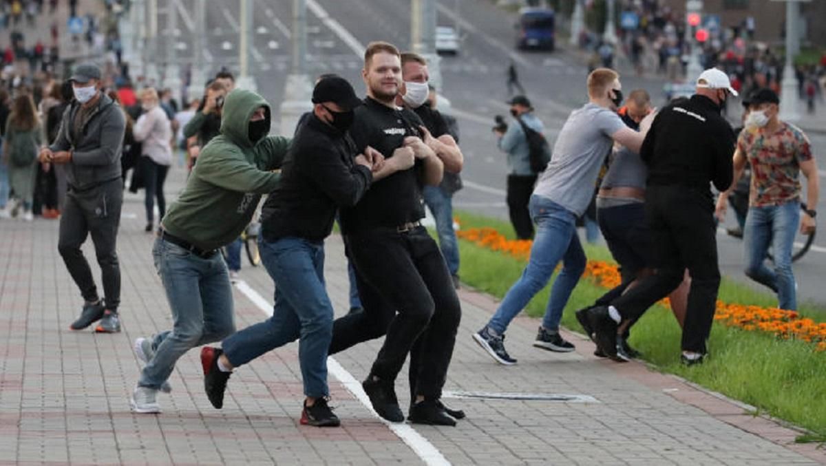 В белорусском городе Гродно по требованию протестующих освободили задержанных