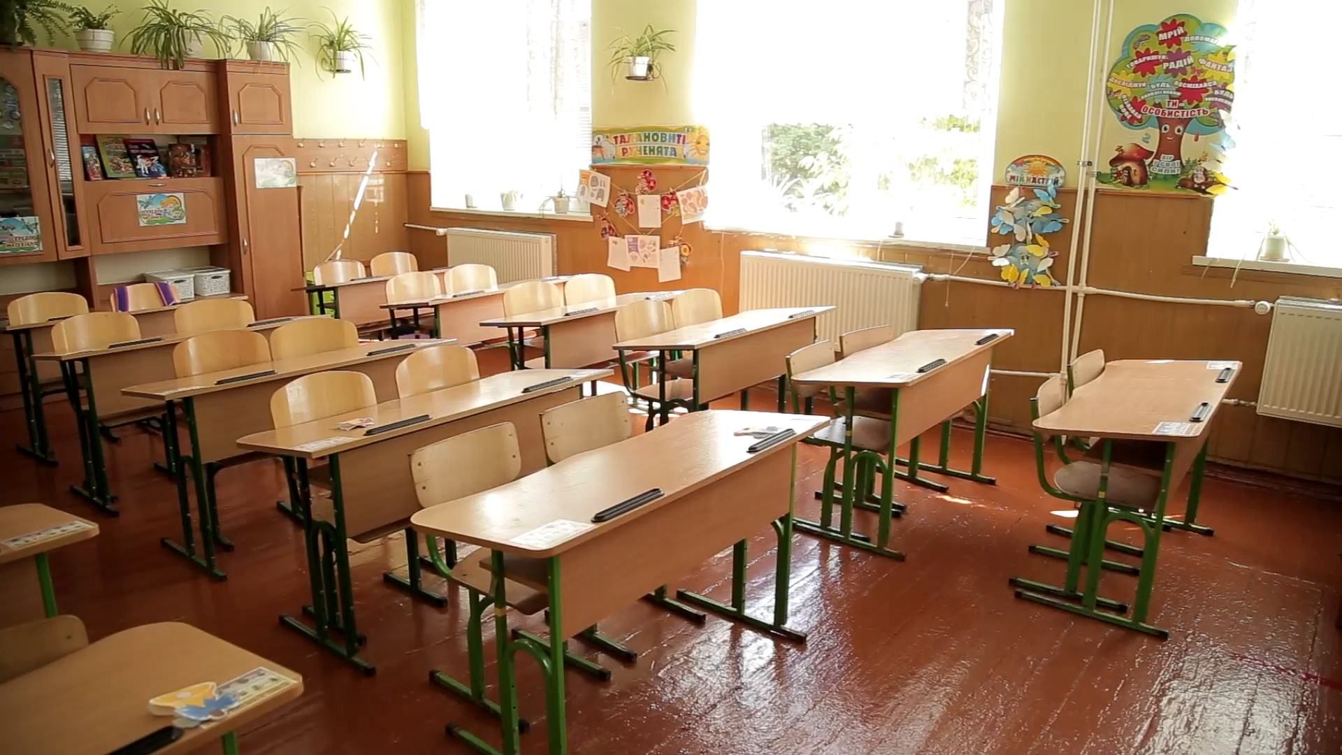 Наліпки-вказівники на партах та маршрути руху: як у школах Чернівців готуються до 1 вересня Наліпки-вказівники на партах та маршрути руху: як у школах Чернівців готуються до 1 вересня