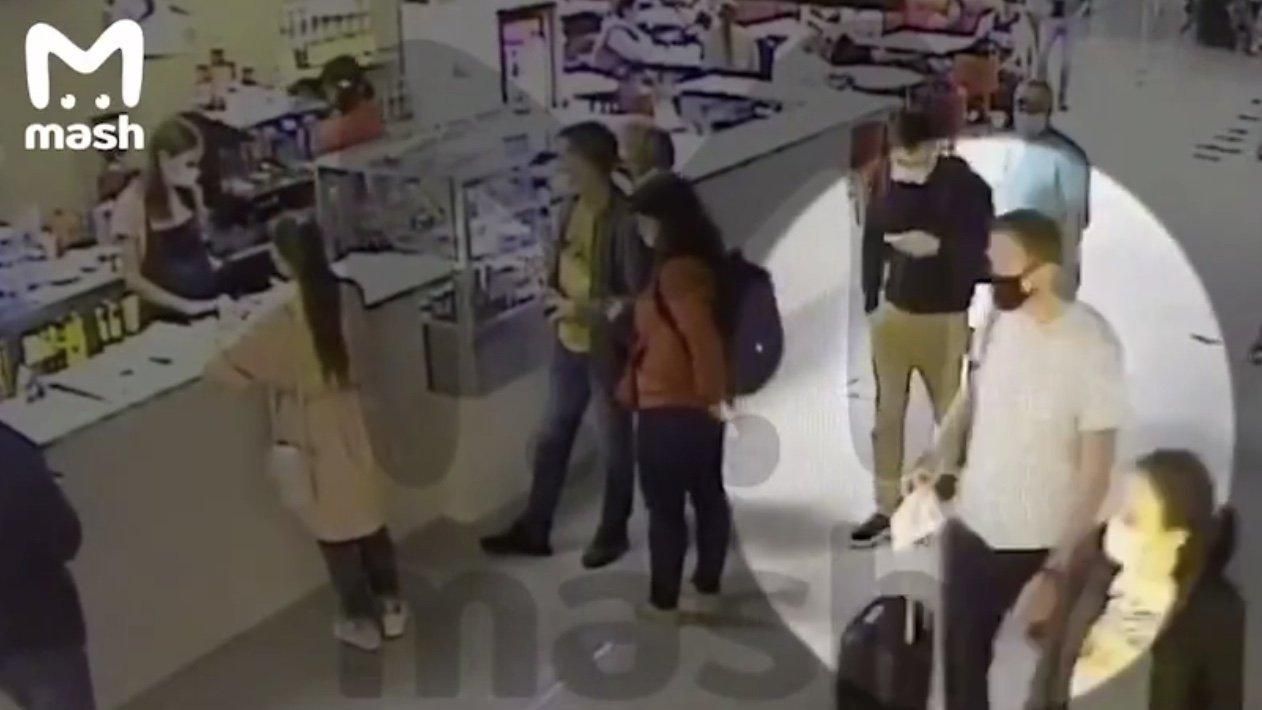 Навальный взял стакан с чаем из рук помощника Пахомова: видео Навальный взял стакан с чаем из рук помощника Пахомова: видео