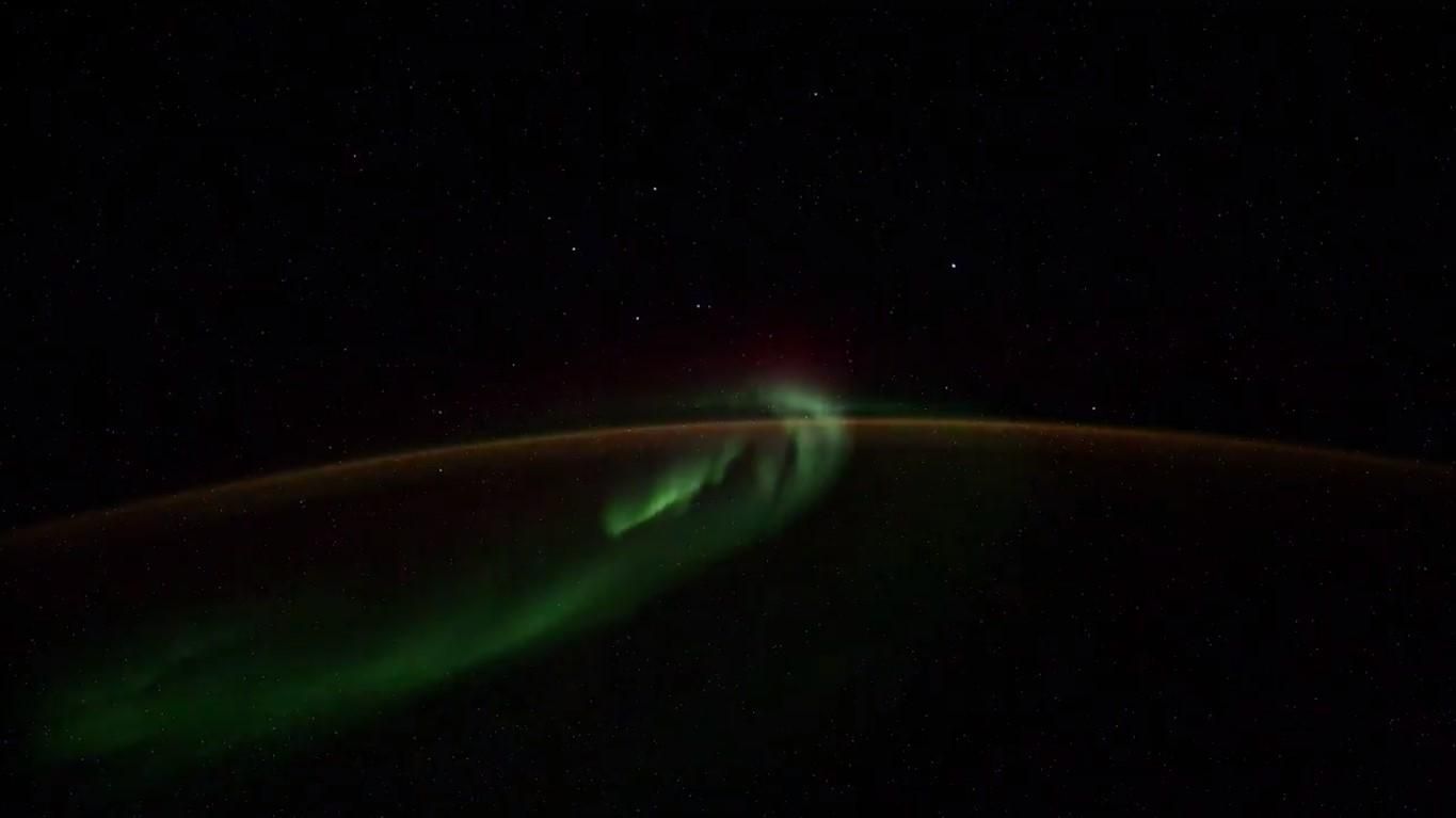 Космические гости: космонавт снял с борта МКС цепочку неизвестных объектов – впечатляющее видео Космические гости: космонавт снял с борта МКС цепочку неизвестных объектов – впечатляющее видео