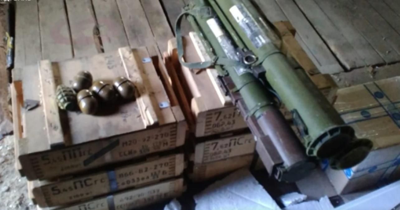 Чиновник СВР та експрикордонник вивозили боєприпаси зі зони ООС: деталі, фото Чиновник СВР та експрикордонник вивозили боєприпаси зі зони ООС: деталі, фото