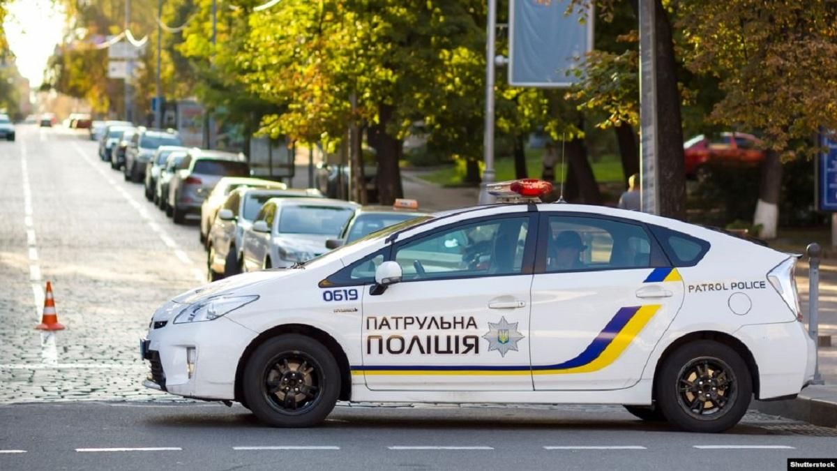 У Дніпрі патрульний, якого спіймали на хабарі, втік і викинув гроші в туалет: курйозне відео