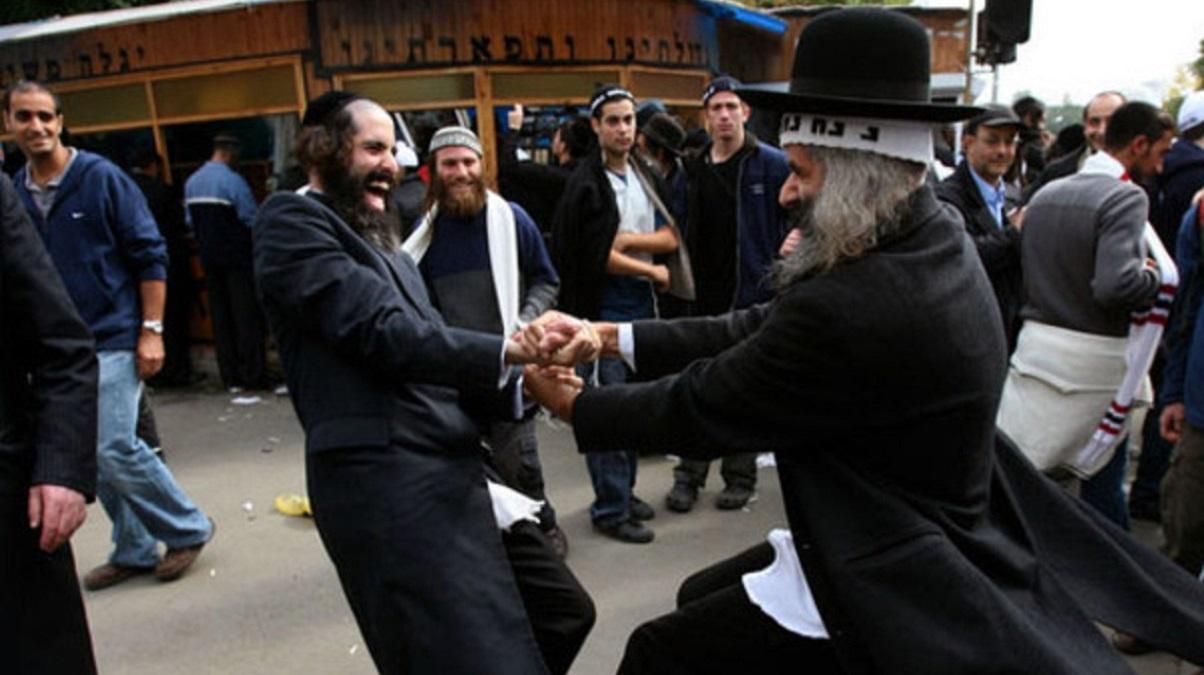 Массовое паломничество хасидов в Умань: Зеленский просит раввинов помочь Массовое паломничество хасидов в Умань: Зеленский просит раввинов помочь