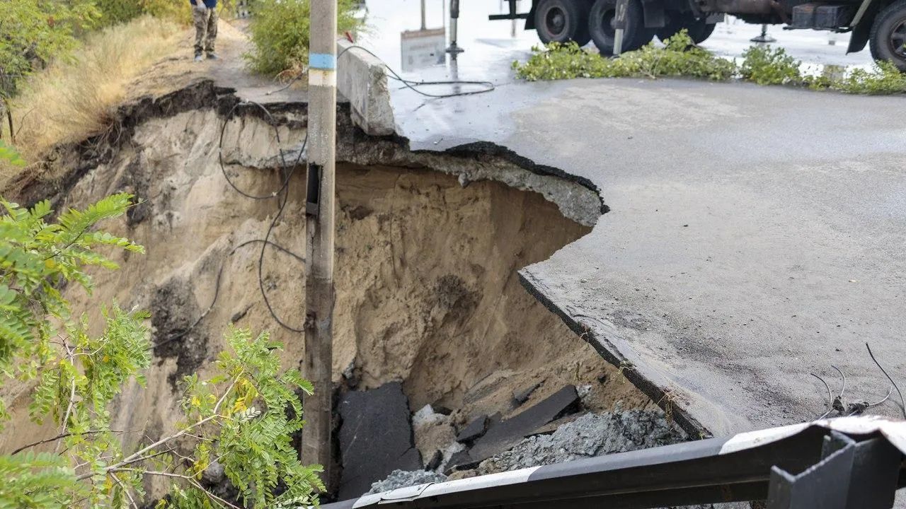 Міст через Дніпро не пережив рясного дощу та обвалився в Кам'янському: фото Міст через Дніпро не пережив рясного дощу та обвалився в Кам'янському: фото