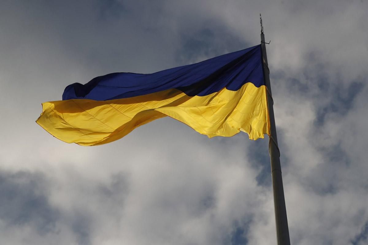 У Києві підняли найбільший прапор в Україні: вражаючі фото й відео
