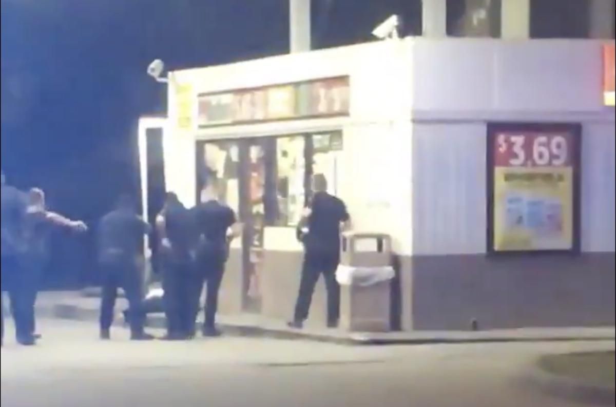 Поліцейські у США знову вбили афроамериканця, відео потрапило в мережу Поліцейські у США знову вбили афроамериканця, відео потрапило в мережу