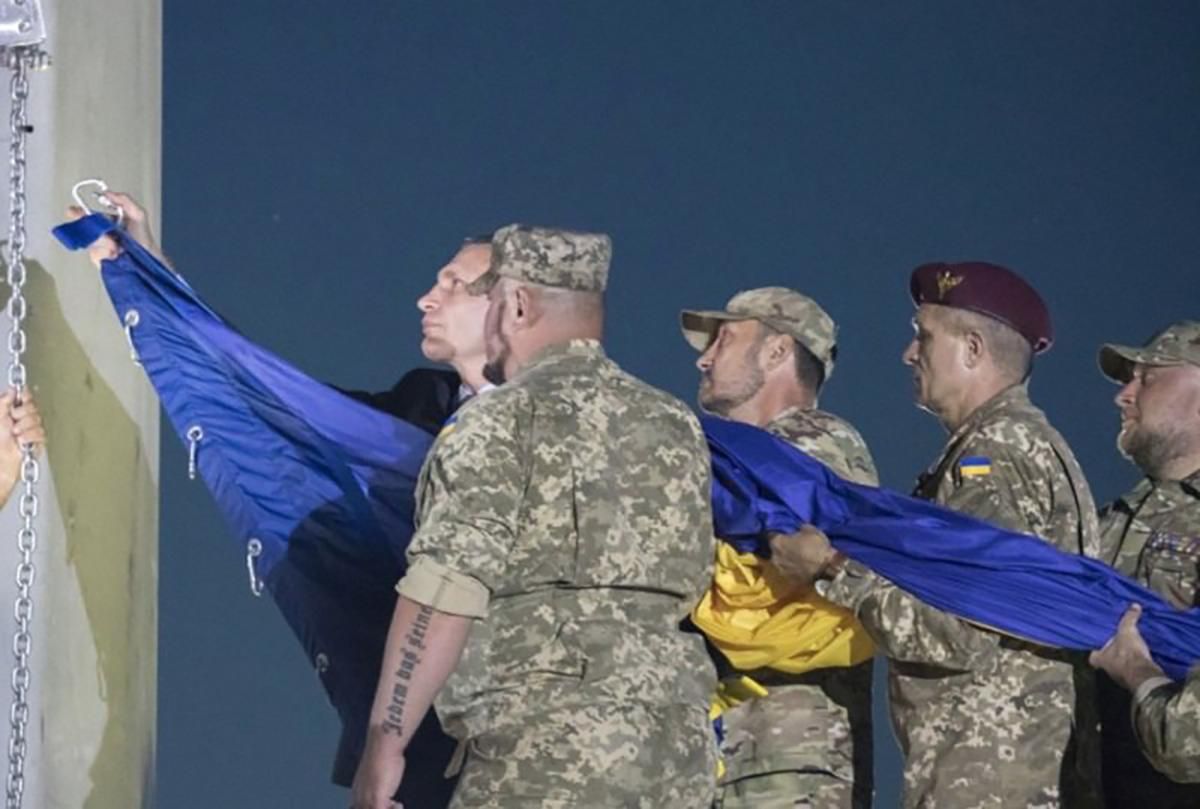 В Киеве подняли главное знамя страны – "Флаг Кличко"