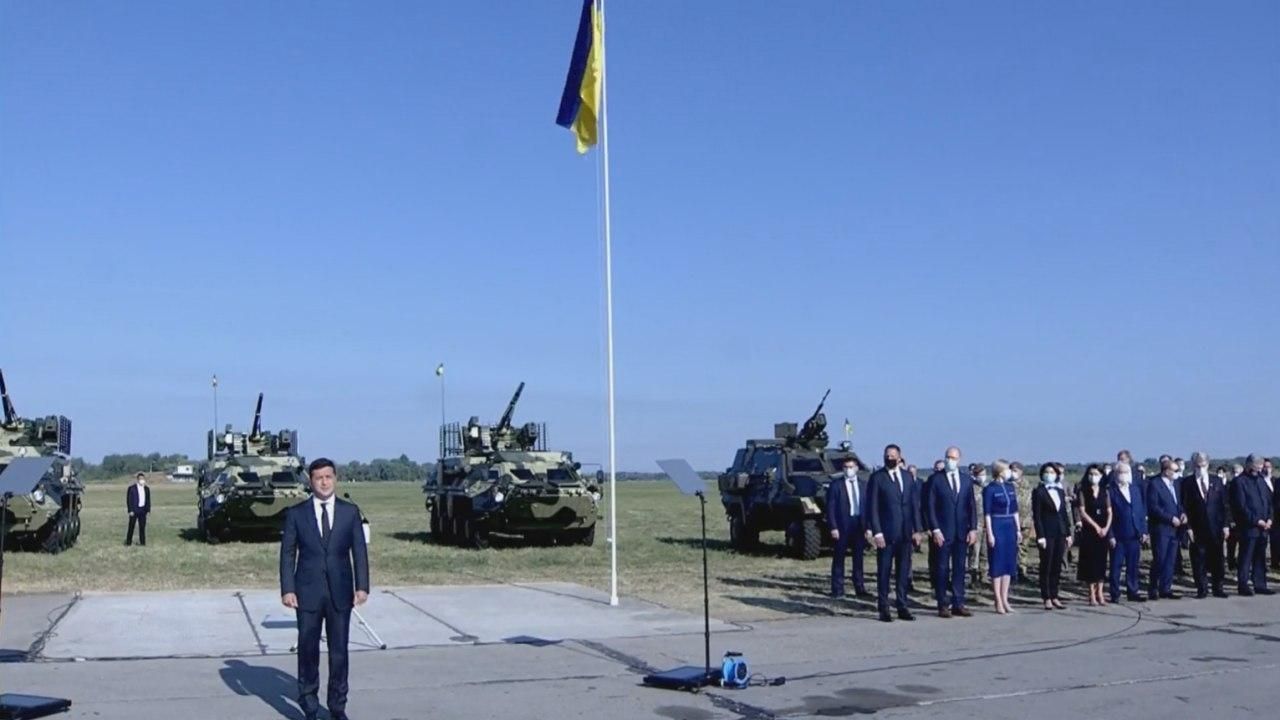 Зеленський у компанії президентів України урочисто підняв Державний Прапор: відео Зеленський у компанії президентів України урочисто підняв Державний Прапор: відео