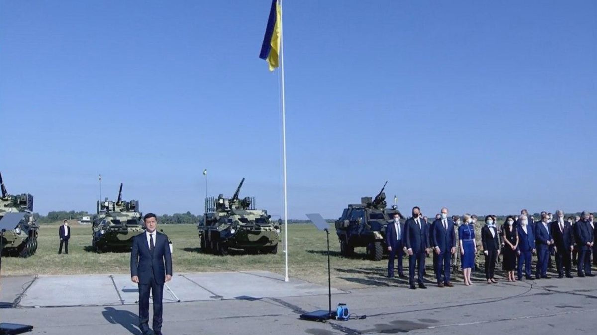 Зеленский в компании президентов Украины торжественно поднял Государственный Флаг: видео Зеленский в компании президентов Украины торжественно поднял Государственный Флаг: видео