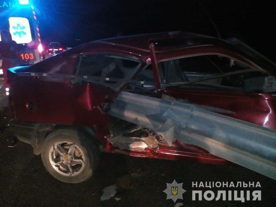 На Одещині легковик із сім'єю зіткнувся з відбійником, загинула 6-річна дитина На Одещині легковик із сім'єю зіткнувся з відбійником, загинула 6-річна дитина