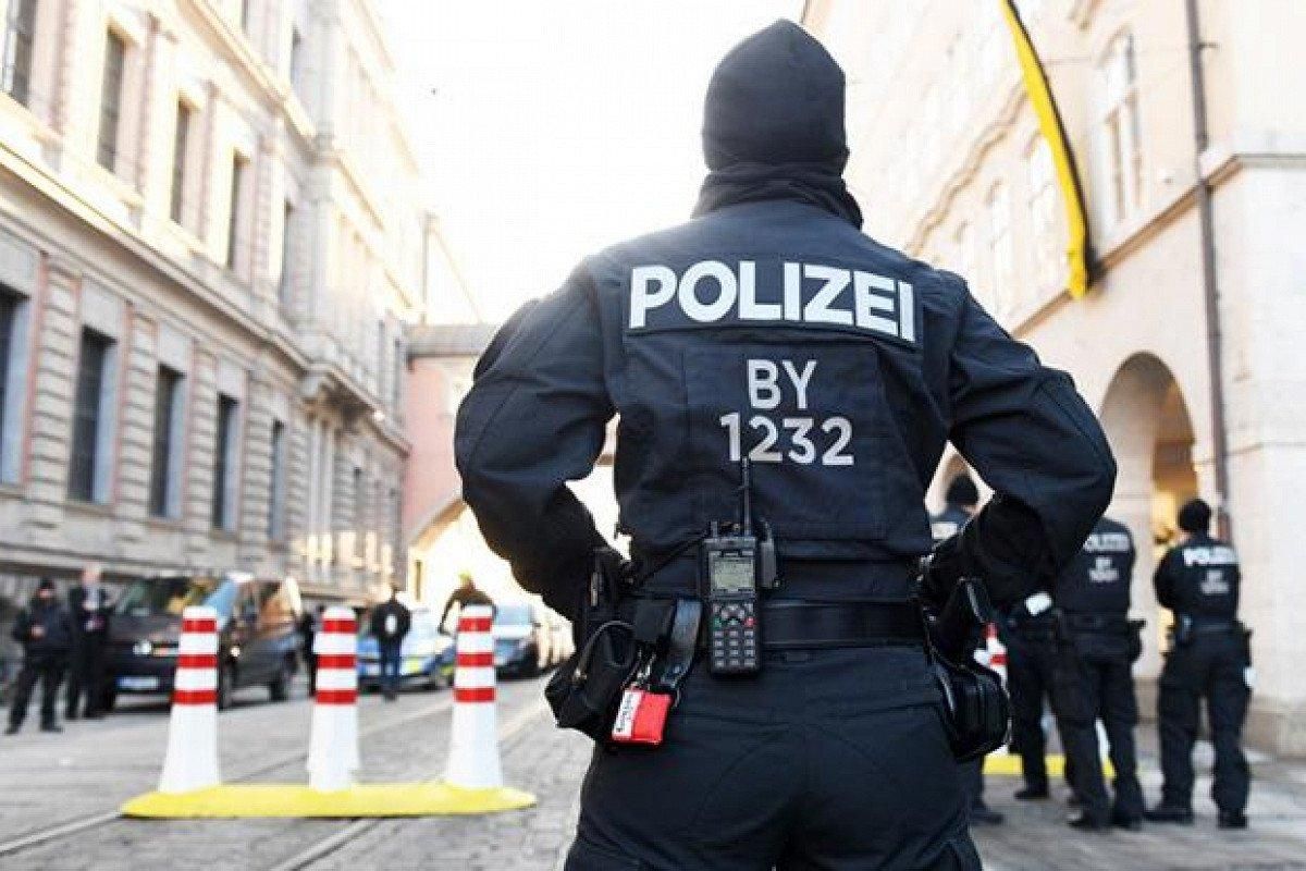 Кілька автобусів поліції взяли під цілодобову охорону клініку, де лікується Навальний Кілька автобусів поліції взяли під цілодобову охорону клініку, де лікується Навальний