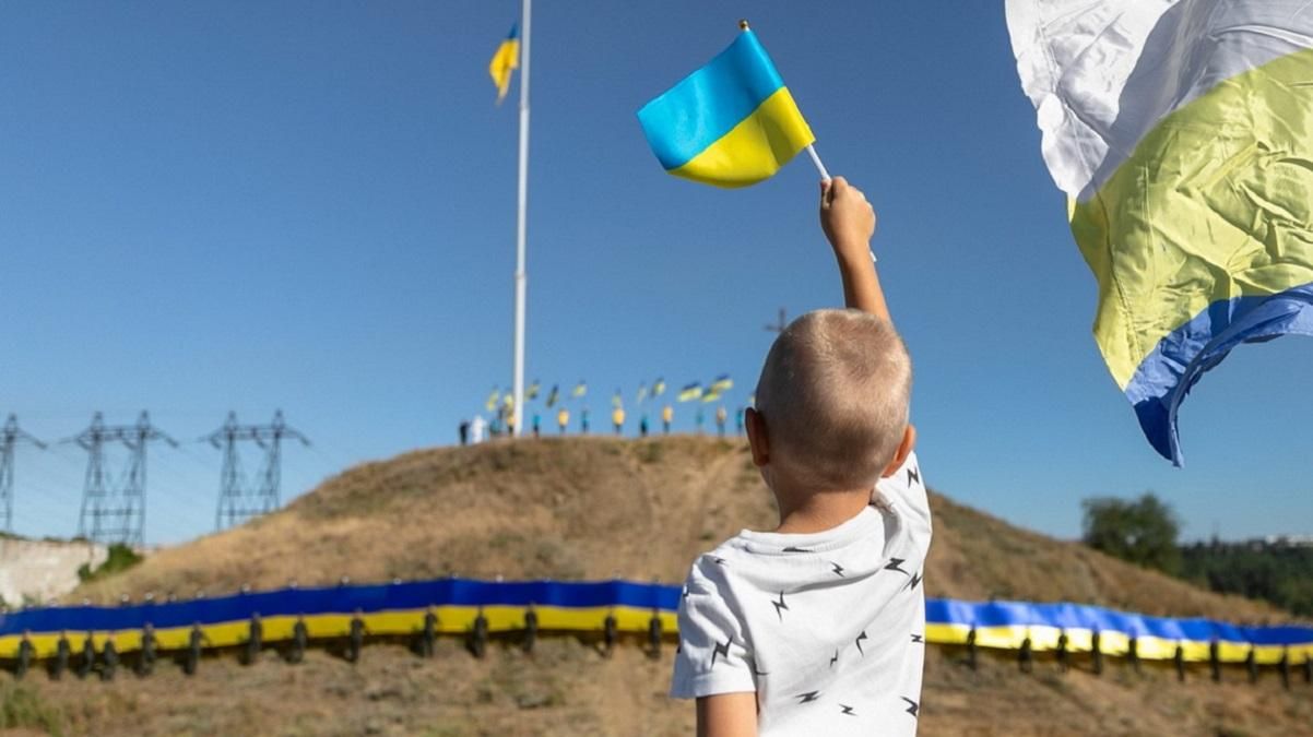 На Хортиці розгорнули величезний прапор України: потужні фото На Хортиці розгорнули величезний прапор України: потужні фото