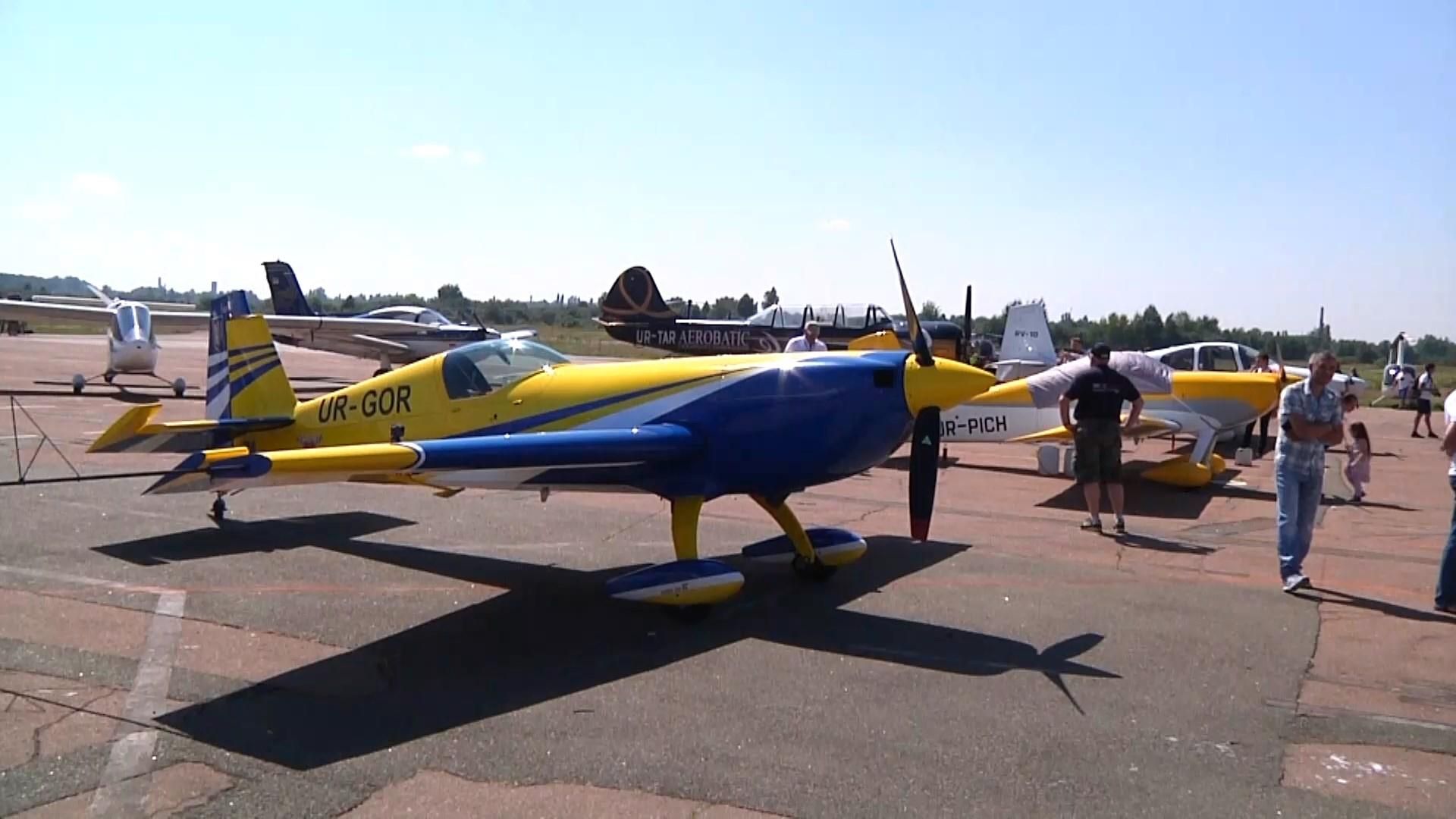 Фігури вищого пілотажу над Житомиром: у місті пройшло видовищне авіашоу – фото, відео
Фігури вищого пілотажу над Житомиром: у місті пройшло видовищне авіашоу – фото, відео