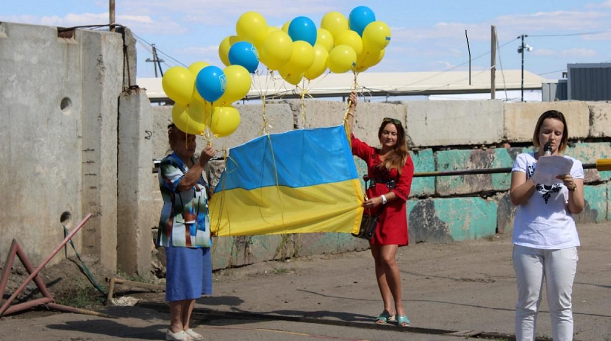 У небі над окупованим Донбасом запустили український прапор: відео