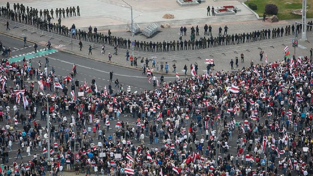 У центрі Мінська до протестувальників вийшла білоруська армія: відео У центрі Мінська до протестувальників вийшла білоруська армія: відео