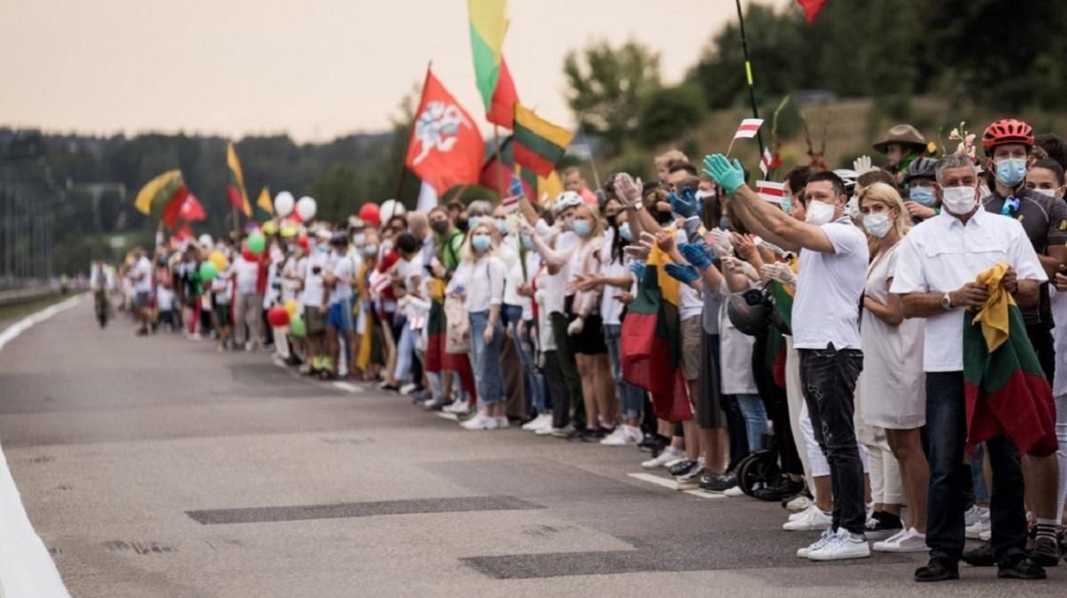 У Литві на ланцюг солідарності з Білоруссю вийшли десятки тисяч людей: фото