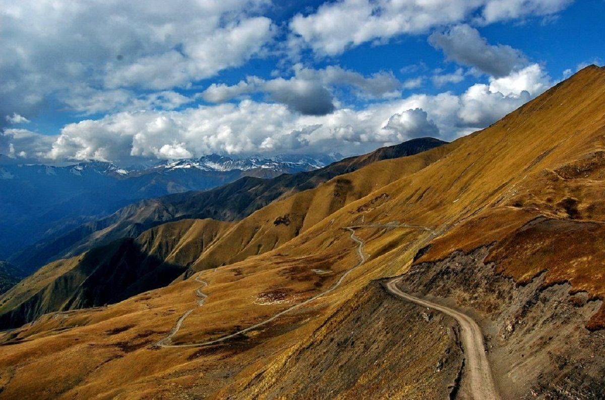 Аварія у Грузії: автобус зірвався з 80-метрової скелі, є загиблі Аварія у Грузії: автобус зірвався з 80-метрової скелі, є загиблі