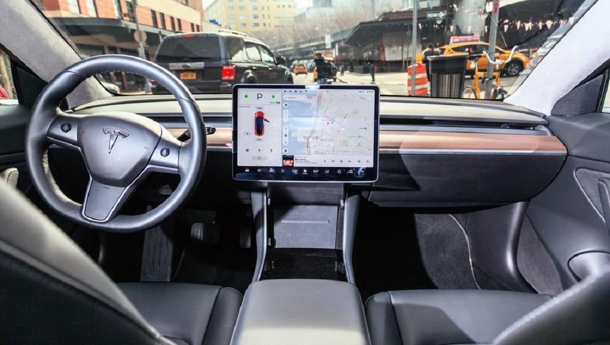 Tesla ускладнила життя любителям злому своїх електромобілів Tesla ускладнила життя любителям злому своїх електромобілів