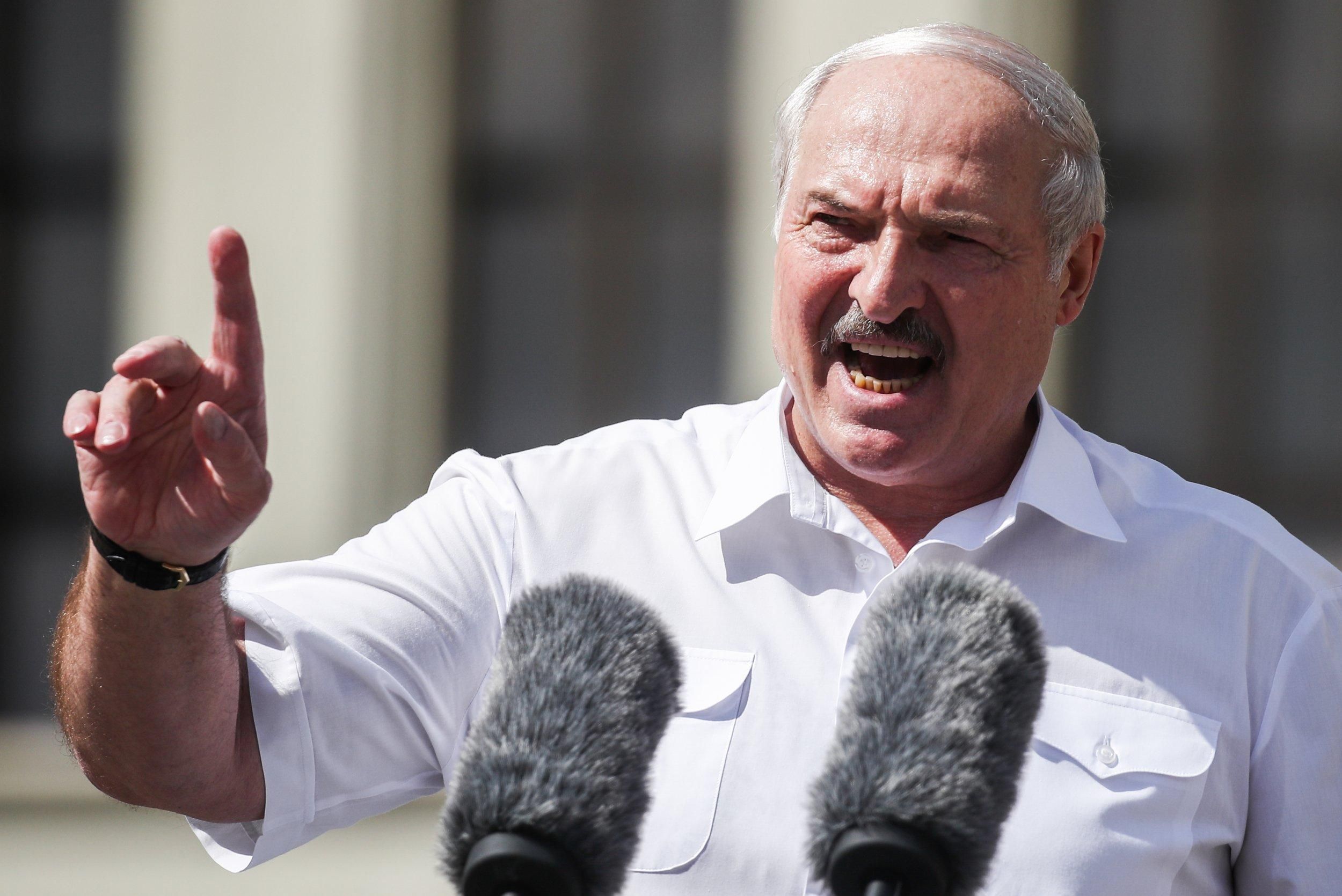 Портрет Лукашенка з тіл покалічених білорусів склали у Мілані – вражаючі фото