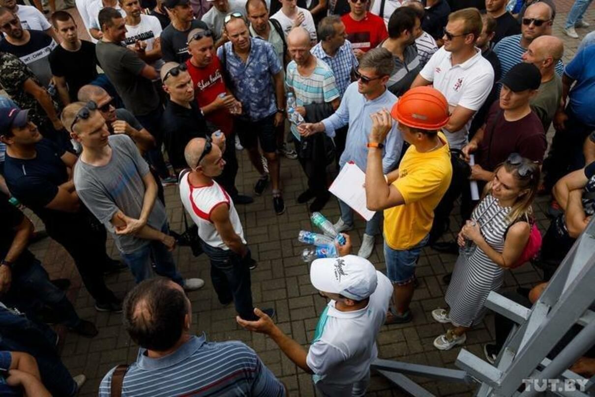 Демократия по-белорусски: задерживают председателей забастовочных комитетов предприятий Демократия по-белорусски: задерживают председателей забастовочных комитетов предприятий