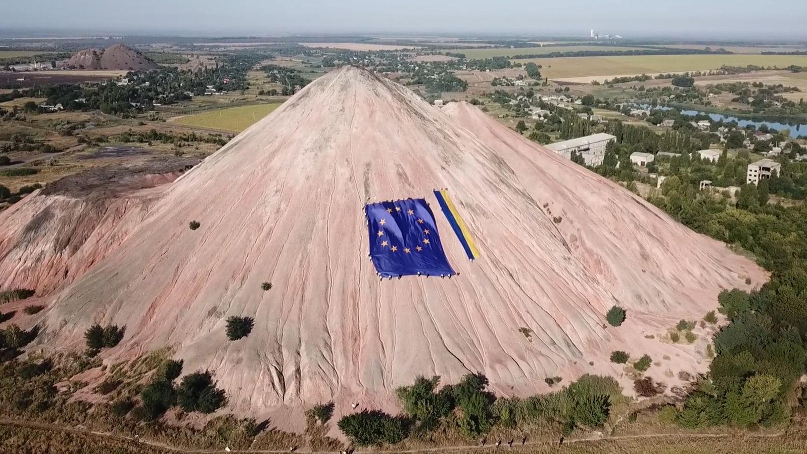 У Покровську на Донбасі шахтарі на териконі розгорнули величезні прапори України та ЄС: відео