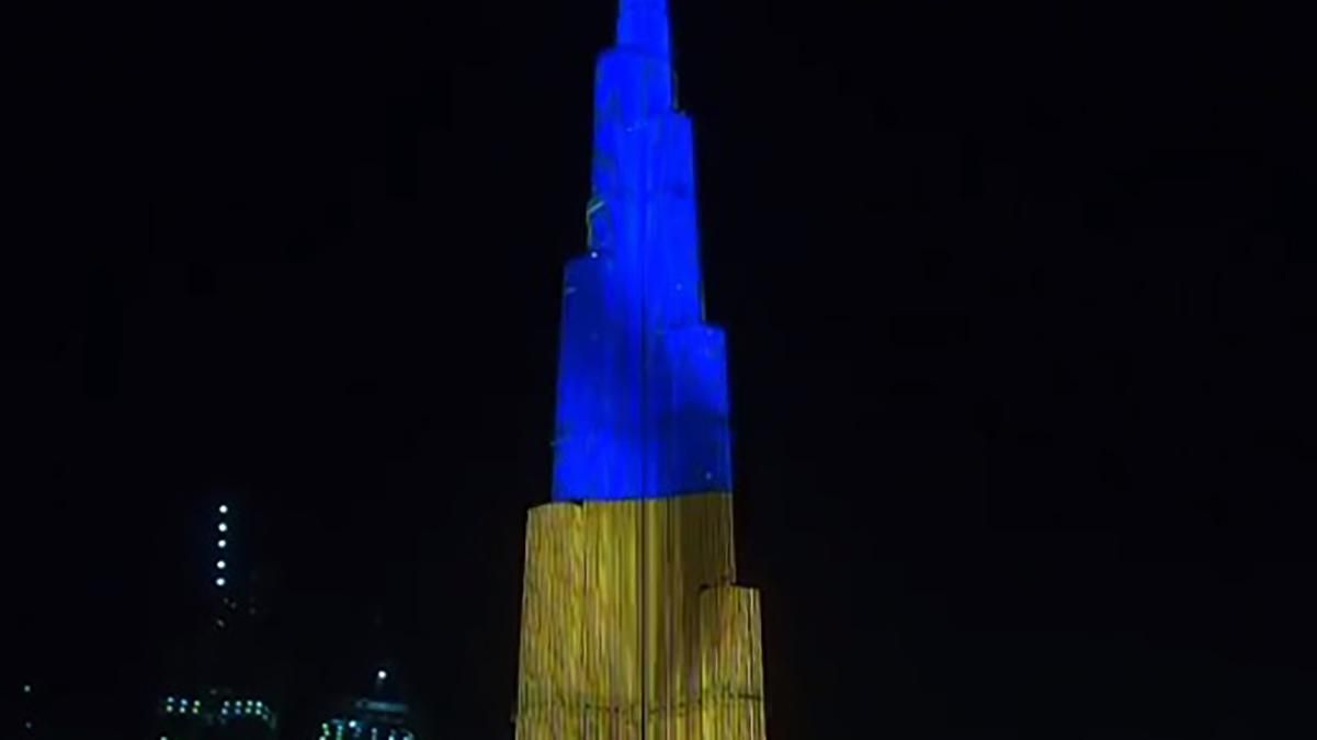 По случаю Дня Независимости самый высокий небоскреб в мире Бурдж-Халифа подсветили синим и желтым цветами: видео