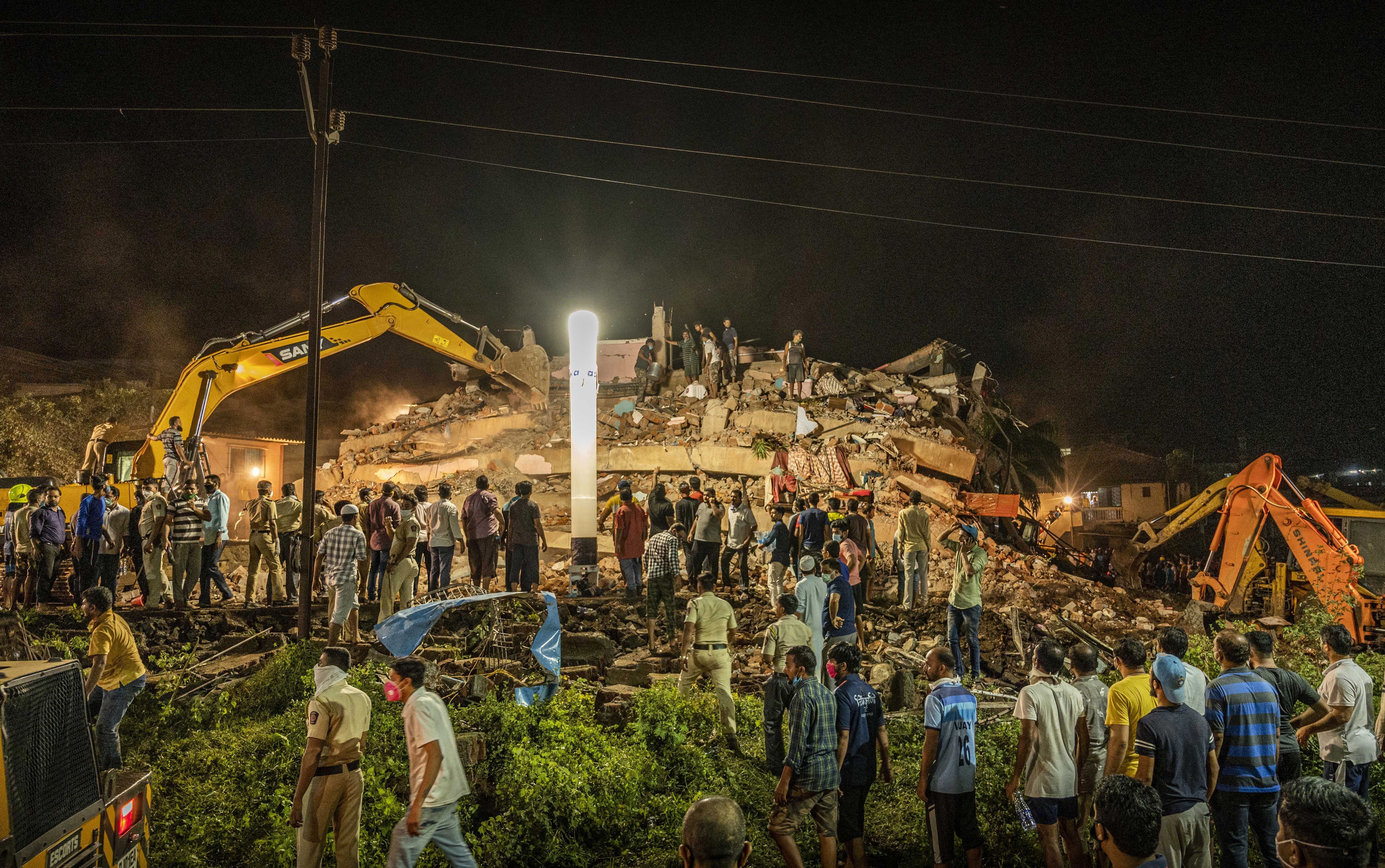 В Індії розвалився будинок, багато людей під завалами: фото, відео